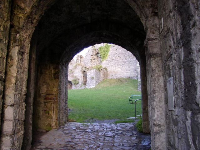 4_08_Oystermouth_Castle.jpg